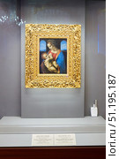 St. Petersburg, Russia - May 27, 2021: Hermitage Museum, Leonardo Da Vinci's famous painting Madonna and Child. The original. Palace interior details. Редакционное фото, фотограф Наталия Кирсанова / Фотобанк Лори