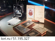 St. Petersburg, Russia - May 25, 2021: The Museum of Optics at the St. Petersburg University of Precision Mechanics and Optics. Vintage cameras and snapshots. Редакционное фото, фотограф Наталия Кирсанова / Фотобанк Лори