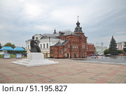 Памятник художнику-иконописцу Андрею Рублеву и Дом Дружбы (бывшая Городская Дума) во Владимире. Золотое кольцо России. Редакционное фото, фотограф Елена Коромыслова / Фотобанк Лори