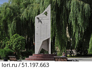 Памятник воинам-интернационалистам "Журавли" в Калуге. Редакционное фото, фотограф Лариса Вишневская / Фотобанк Лори