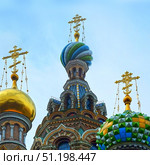 Санкт-Петербург, Россия. Храм Спаса на Крови (Собор Воскресения Христова). Купола на фоне голубого неба. Стоковое фото, фотограф Елена  Попкова / Фотобанк Лори