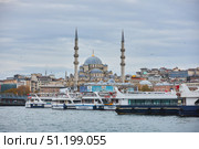 ISTANBUL, TURKEY - NOVEMBER 25, 2021: View of Galata Bridge and Sultanahmet Mosque. Редакционное фото, фотограф Наталия Кирсанова / Фотобанк Лори