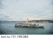 ISTANBUL, TURKEY - NOVEMBER 25, 2021: Buildings and ships in the Golden Horn Bay. The central district of the city. Редакционное фото, фотограф Наталия Кирсанова / Фотобанк Лори