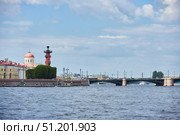 Saint PETERSBURG, Russia - May 27, 2021: Rostral columns on the spit of Vasilievsky Island. Редакционное фото, фотограф Наталия Кирсанова / Фотобанк Лори