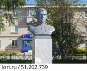 Бюст Героя Советского Союза Ф.Н. Давыдова. Курганская область, город Катайск, Комсомольская улица. Редакционное фото, фотограф Алексей Иванов / Фотобанк Лори