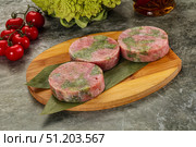 Raw Tuna medallion with broccoli. Стоковое фото, фотограф Андрей Старостин / Фотобанк Лори