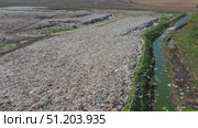 Open storage of solid waste garbage. Стоковое видео, видеограф Михаил Коханчиков / Фотобанк Лори