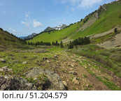 Rocky mountain trail along the slope. Стоковое фото, фотограф Саблин Станислав / Фотобанк Лори