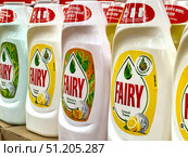 A row of Fairy detergent bottles are lined up on a shelf.  Russia. Moscow. 24.08.25. Редакционное фото, фотограф Ярославский Максим / Фотобанк Лори