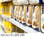 A shelf of food items including a bag of flour.  Russia. Moscow. 24.08.25. Редакционное фото, фотограф Ярославский Максим / Фотобанк Лори