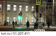 pedestrians cars architecture monuments in the evening winter city Kirov in Russia. Стоковое видео, видеограф Алексей Сергеев / Фотобанк Лори