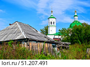 Город Тобольск. Купола церкви апостола Андрея Первозванного 1744-1759 гг. и старый деревянный дом. Стоковое фото, фотограф Александр Тараканов / Фотобанк Лори