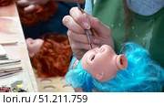 production of dolls at the toy factory hair extensions and coloring of blanks. Стоковое видео, видеограф Алексей Сергеев / Фотобанк Лори