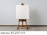 Blank white canvas on an easel on a wooden stand, a mock-up on a neutral background. Empty space for text or design. Web banner. Landscape artist easel painter, stand, frame. Sign Painting Mockup. Стоковое AI-изображение, AI-художник Марина Демидюк / Фотобанк Лори
