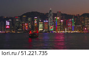 Chinese Junkboat sailing in Hong Kong (2023 год). Стоковое видео, видеограф Михаил Коханчиков / Фотобанк Лори
