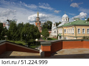 Вид на северные святые врата, настоятельские покои и церковь святителя Иоанна Златоуста с крыльца Большого собора Донского монастыря. Москва. Редакционное фото, фотограф Елена Орлова / Фотобанк Лори