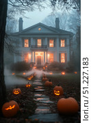 Spooky Fog Envelops an Old Haunted House With Glowing Jack-O-Lanterns on Halloween Night. Стоковое AI-изображение, AI-художник Юлия Гапеенко / Фотобанк Лори