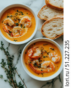 Delicious Shrimp Chowder Served With Fresh Bread on a Marble Countertop. Стоковое AI-изображение, AI-художник Юлия Гапеенко / Фотобанк Лори
