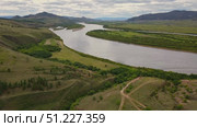 Scenic river valley view with rolling hills and lush greenery in Montana. Стоковое видео, видеограф Гурьянов Андрей / Фотобанк Лори