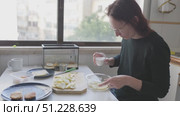 Woman adding sugar to sliced apples in glass bowl. Стоковое видео, видеограф Константин Шишкин / Фотобанк Лори