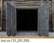Yuryevets, Ivanovo region, Russia, July 24, 2025: Entrance to old wooden merchant's storehouse of Katyushin estate from 19th century, now modern exhibition space. Редакционное фото, фотограф Алексей Антипов / Фотобанк Лори