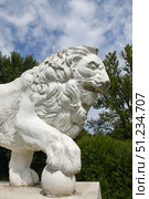 Lion (fragment) on bank of Square Pond on sunny summer day. Moskovsky Victory Park, Saint Petersburg, Russia. Редакционное фото, фотограф Валерия Попова / Фотобанк Лори