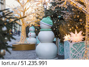 Concept of preparation and decoration for the New Year 2026. Holiday snowmen on the streets of Moscow. Christmas background with a snowman. Стоковое фото, фотограф Photojuli / Фотобанк Лори