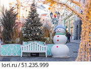 Concept of preparation and decoration for the New Year 2026. Holiday snowmen on the streets of Moscow. Christmas background with a snowman. Стоковое фото, фотограф Photojuli / Фотобанк Лори
