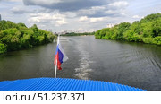 Вид на реку Оку с прогулочного теплохода, флаг России (2022 год). Редакционное видео, видеограф Мария Сергеева / Фотобанк Лори