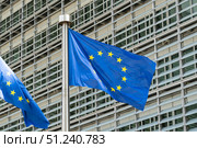 European Union Flag and European Commission Building in Brussels. Стоковое фото, фотограф Максим Забаровский / Фотобанк Лори