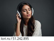 Девушка в современных наушниках слушает музыку, аудиокнигу. Стоковое AI-изображение, AI-художник Руслан Лесков / Фотобанк Лори