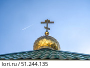 Купола и крыши храмов кремля г. Астрахани на фоне голубого неба. (2023 год). Редакционное фото, фотограф Андреева Тамара Викторовна / Фотобанк Лори