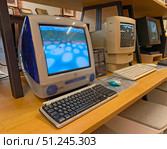 Персональный компьютер Apple IMac G3. Экспонат "Яндекс Музея", Москва (2024 год). Редакционное фото, фотограф Мария Кылосова / Фотобанк Лори