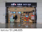 Магазин беспошлинной торговли China Duty Free в аэропорту Байюнь, Гуанчжоу, Китай. Редакционное фото, фотограф Александр Кузнецов / Фотобанк Лори