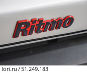 Red Fiat Ritmo Abarth 125 TC (1983) Car Badge Close-Up (2024 год). Редакционное фото, фотограф Sergakoff / Фотобанк Лори