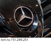 Gleaming Mercedes-Benz Logo on Luxury Car. Стоковое фото, фотограф Sergakoff / Фотобанк Лори