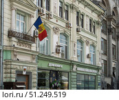 Moldovan Embassy Building in Moscow with Flag. Редакционное фото, фотограф Sergakoff / Фотобанк Лори