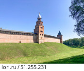 Стена Кремля в Великом Новгороде. Башни Кокуй и Княжая. Редакционное фото, фотограф Ирина Курносова / Фотобанк Лори
