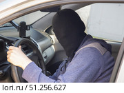 Car theft using a scanner. The thief is near the car. Стоковое фото, фотограф Александр Поташев / Фотобанк Лори