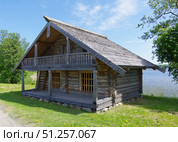 Амбар из деревни Нинисельга. Остров Кижи, сектор "Пряжинские карелы". Карелия (2021 год). Редакционное фото, фотограф Алексей Иванов / Фотобанк Лори