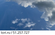 Time Lapse: Fast-Moving White Clouds Soar Across the Sky. Стоковое видео, видеограф Sergakoff / Фотобанк Лори
