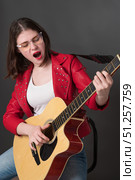 Passionate woman, talented guitarist and singer songwriter, performs with incredible heart and soul. Стоковое фото, фотограф А. А. Пирагис / Фотобанк Лори