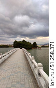 Fukuoka, Japan - May 10, 2025. Ancient stone bridge in Ohori Park. Стоковое фото, фотограф Константин Никитеев / Фотобанк Лори