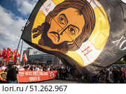 Люди во время общегородского крестного хода во главе с патриархом Московским и всея Руси Кириллом в рамках празднования Собора Московских святых в городе Москве, Россия. Редакционное фото, фотограф Николай Винокуров / Фотобанк Лори
