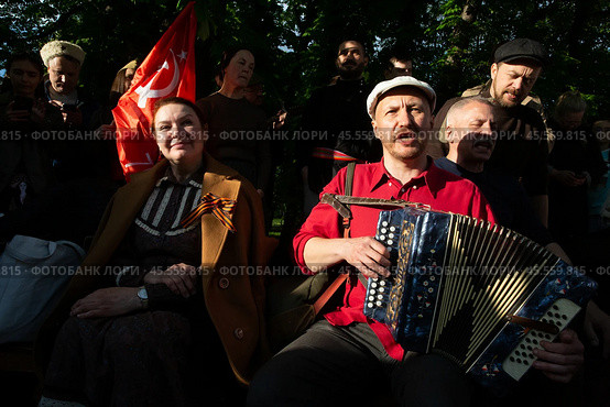 09.05.2023, Москва, Парк Горького, День Победы. Мужчина играет на гармони и поёт песню. Редакционное фото, фотограф Дмитрий Киселёв / Фотобанк Лори