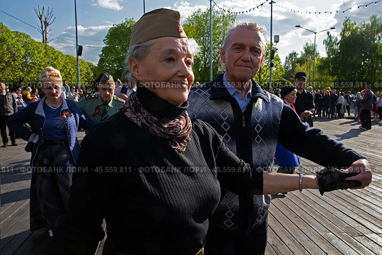 09.05.2023, Москва, Парк Горького, День Победы. Пожилая женщина в пилотке и мужчина во время танца. Редакционное фото, фотограф Дмитрий Киселёв / Фотобанк Лори