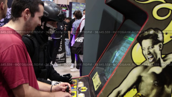 11-17-2022 LISBON, PORTUGAL - two men playing arcade games at the gaming expo. Редакционное видео, видеограф Константин Шишкин / Фотобанк Лори
