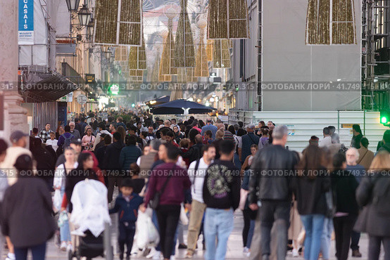 14 november 2023, Lisbon, Portugal - crowd of people walking down a street Rua Agusta near Commercio plaza. Редакционное фото, фотограф Константин Шишкин / Фотобанк Лори