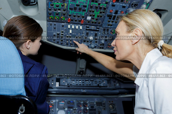 2 female pilots during training. Стоковое фото, агентство Ingram Publishing / Фотобанк Лори