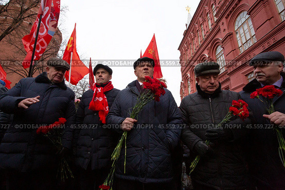 21.01.2023, Москва. Геннадий Зюганов с соратникаами по партии на шествии по случаю Дня памяти В. И. Ленина. Редакционное фото, фотограф Дмитрий Киселёв / Фотобанк Лори